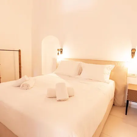 Aluna Santorini